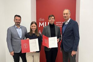 v.l.n.r.: Juryvorsitzender Sebastian Sima, Katharina Wegscheider, Oliver Zinn und Rektor Andreas Mailath-Pokorny © Marie-Christin Berger-Hat Gruppenfoto der Gewinner*innen mit Sebastian Sima und Rektor Andreas Mailath-Pokorny, aufgenommen von Marie-Christin Berger-Hat