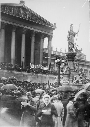 Ausrufung der Republik Deutsch-Österreich am 12. November 1918 vor dem Parlament, Bildarchiv der Österreichischen Nationalbibliothek