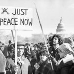 Der in Wien geborene jüdisch-amerikanische Sozialpsychologe und Friedensforscher Herbert C. Kelman (1927–2022) bei einer Demonstration gegen den Vietnamkrieg in Washington D.C. Bild © JMW. 