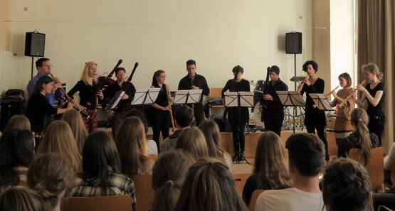 Die Oboeband umfasste neun BarockoboistInnen, vier BarockfagottistInnen und einen Percussionisten.